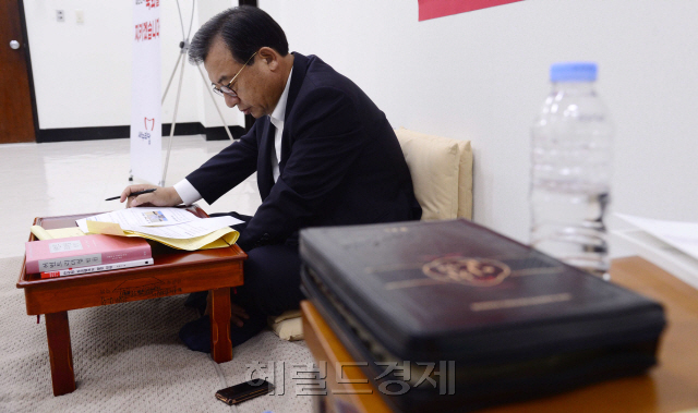 [사진=이정현 새누리당 대표가 정세균 국회의장의 사퇴를 요구하며 서울 여의도 국회의사당에서 27일 이틀째 단식 농성을 이어가고 있다.]
박해묵 기자 mook@heraldcorp.com