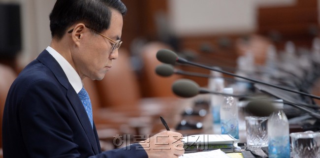 27일 오전 서울 정부청사에서 서울-세종 간 화상으로 국무회의가 열린 가운데 김재수 농림축산식품부 장관이 제일 먼저 도착해 회의를 준비하고 있다.
안훈기자 rosedale@heraldcorp.com 2016.09.27