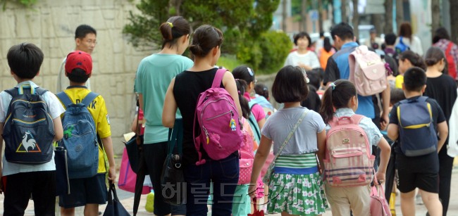 여성인력이 국가경쟁력이라며 말로만 그칠 뿐, 우리 사회의 대졸이상 고학력 여성 중 10명 중 4명은 육아나 탁아 문제로 자신의 능력을 마음껏 발휘할 기회를 잃고 있다는 의견이 나오고 있다. 사진은 관련 이미지. [사진=헤럴드경제DB]
