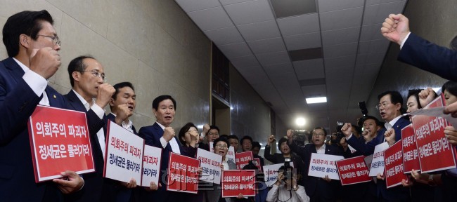 [사진= 새누리당 의원들이 27일 오전 서울 여의도 국회의장실을 찾아 피켓시위를 하고 있다. 박해묵 기자/mook@heraldcorp.com]