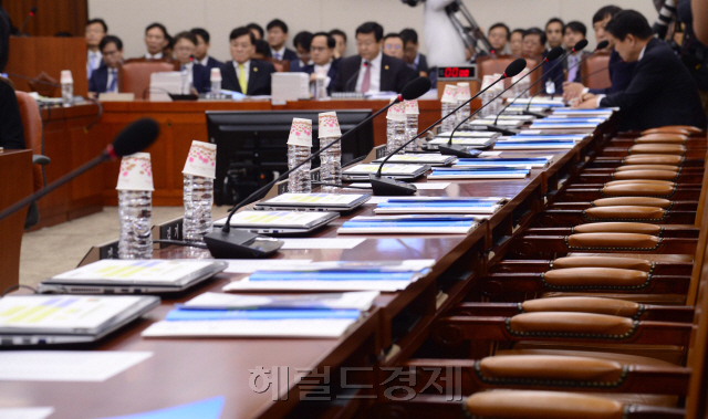 [사진=국회 산업통상자원위원회가 26일 오전 서울 여의도 국회에서 산업통상자원부를 대상으로 국정감사가 열었지만 새누리당 의원들이 참석하지 않아 ‘반쪽 국감’이 진행되고 있다.] 박해묵 기자 mook@heraldcorp.com