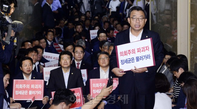 정세균 국회의장의 의장직 사퇴를 촉구하는 단식농성을 하는 이정현 새누리당 대표를 비롯한 새누리당 의원들이 27일 오전 서울 여의도 국회의장실 앞에서 피켓을 든 채 의원총회 하고 있다. 박해묵 기자/mook@heraldcorp.com
정세균 국회의장의 의장직 사퇴를 촉구하는 단식농성을 하는 이정현 새누리당 대표를 비롯한 새누리당 의원들이 27일 오전 서울 여의도 국회의장실 앞에서 피켓을 든 채 의원총회 하고 있다. 박해묵 기자/mook@heraldcorp.com