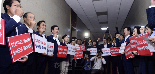 [사진= 새누리당 의원들이 27일 오전 서울 여의도 국회의장실을 찾아 피켓시위를 하고 있다. 박해묵 기자 mook@heraldcorp.com]
