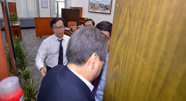 27일 서울 여의도 국회 국방위원장실에서 국감 보이콧 방침을 깨고 국정감사를 정상적으로 진행하겠다고 밝힌 새누리당 김영우(왼쪽) 국회 국방위원장 설득을 위해 김무성 전 대표가 위원장실로 들어서고 있다. 2016.09.27. 박해묵 기자/mook@heraldcorp.com
27일 서울 여의도 국회 국방위원장실에서 국감 보이콧 방침을 깨고 국정감사를 정상적으로 진행하겠다고 밝힌 새누리당 김영우(왼쪽) 국회 국방위원장 설득을 위해 김무성 전 대표가 위원장실로 들어서고 있다. 2016.09.27. 박해묵 기자/mook@heraldcorp.com