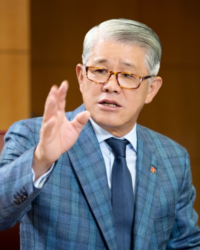 [사진=SK네트웍스는 최신원 회장 및 전사 역량을 결집해 워커힐면세점 특허 재취득에 나선다. 최신원 회장은 “국가 국가관광산업 발전의 선봉에 선다는 자신감과 사명감을 갖고 대규모 투자를 통한 차별화된 한류 관광 쇼핑 모델을 만들어 반드시 특허를 획득하겠다”고 강조했다.]