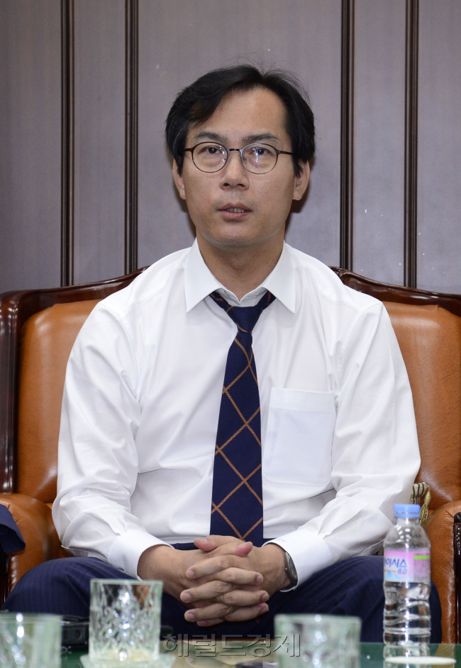 27일 오후 새누리당의 '국감 보이콧' 당론에 맞서 국감 출석의사를 밝힌 김영우(새누리당) 국회 국방위원장이 같은 당 의원들로부터 사실상 국방위원장실에서 감금 당했다가 상황이 마무리 된 뒤 취재진에게 입장을 밝히고 있다. 2016.9.27/헤럴드경제 박해묵 기자/mook@heraldcorp.com
27일 오후 새누리당의 '국감 보이콧' 당론에 맞서 국감 출석의사를 밝힌 김영우(새누리당) 국회 국방위원장이 같은 당 의원들로부터 사실상 국방위원장실에서 감금 당했다가 상황이 마무리 된 뒤 취재진에게 입장을 밝히고 있다. 2016.9.27/헤럴드경제 박해묵 기자/mook@heraldcorp.com