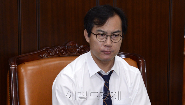 [사진=27일 오후 새누리당의 ‘국감 보이콧’ 당론에 맞서 국정감사 참여 의사를 밝힌 새누리당 소속 김영우 국방위원장이 같은 당 의원들로부터 사실상 국방위원장실에서 감금 당했다가 상황이 마무리된 뒤 취재진에게 입장을 밝히며 굳은 표정을 짓고 있다. 박해묵 기자 mook@heraldcorp.com]