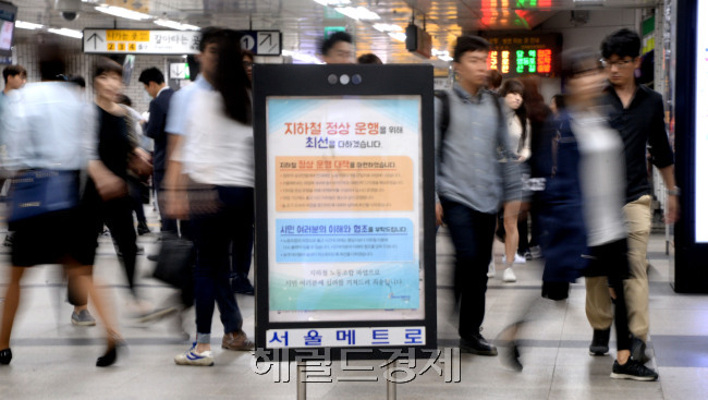 철도와 지하철 노조가 파업에 들어간 지 이틀째. KTX와 수도권 전동열차는 출근시간대 정상운행됐지만, 서둘러 일터로 나가는 사람들이 몰리며 혼잡을 빚었다. [사진=박현구 기자/phko@heraldcorp.com]
　