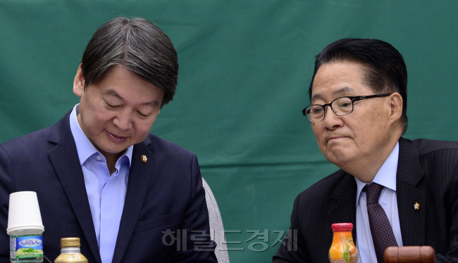 안철수 국민의당 전 상임대표(왼쪽)와 박지원 비상대책위원장이 28일 오전 서울 여의도 국회에서 열린 의원총회에서 대화하고 있다.  박해묵 기자/mook@
