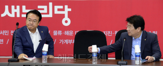 새누리당 최고위원-중진의원 연석 간담회가 28일 오전 서울 여의도 국회에서 열린 가운데 강석호 최고위원이 정진석 원내대표에게 악수를 청하고 있다. 박해묵 기자/mook@heraldcorp.com