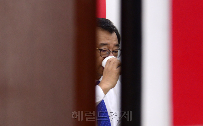 단식 3일차에 들어간 이정현 새누리당 대표가 28일 오전 서울 여의도 국회 새누리당 당대표실에서 신문을 읽고 있다. 이 대표는 물만 마시면서 단식중이다. 박해묵 기자/mook@heraldcorp.com