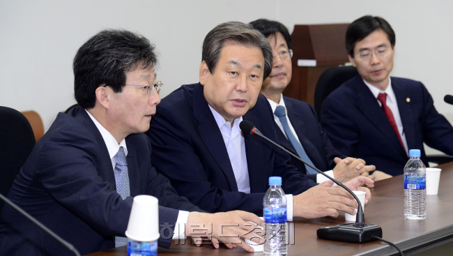 새누리당 최고위원ㆍ중진의원 연석 간담회가 28일 오전 서울 여의도 국회에서 열린 가운데 김무성 전 대표(왼쪽 두번째)와 유승민 전 원내대표(왼쪽 첫번째)가 오랜만에 나란히 앉아 눈길을 끌었다. 박해묵 기자/mook@heraldcorp.com