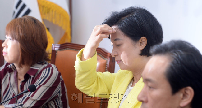 28일 서울 여의도 국회에서 열린 더불어민주당 민생대책 최고위원회의에서 추미애 대표가 머리를 매만지고 있다.
안훈 기자/rosedale@