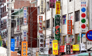올들어 명퇴자 등을 대상으로 한 자영업자 대출이 사상 최대로 증가한 가운데, 김영란법에 따른 내수ㆍ고용한파가 우려되는 업종을 중심으로 부실화될 수 있다는 우려가 고개를 들고 있다.사진은 기사와 관련없음.