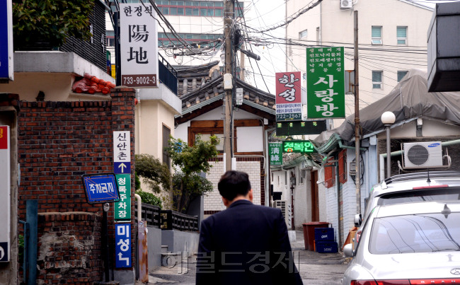 [사진= 김영란법이 시행되면서 투명한 사회로의 대변화가 예상된다. 사진은 28일 오전 서울 종로구 정부서울청사 인근 한정식집이 밀집한 한 골목. 식당들은 ‘점심 장사’를 준비 중이지만, 골목은 한산한 모습이다. 박현구 기자/phko@heraldcorp.com]