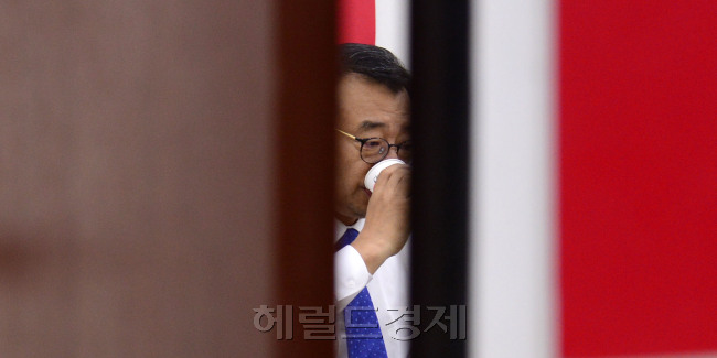[사진=단식3일차에 들어간 이정현 새누리당 대표가 28일 오전 서울 여의도 국회 새누리당 당대표실에서 물을 마시고 있다. 박해묵 기자/mook@heraldcorp.com]