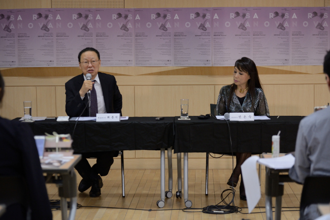 Seoul Philharmonic Orchestra CEO Choe Heung-sik (left) and newly appointed Artistic Adviser Chin Un-suk speak during a press conference held at the Sejong Center in Seoul on Wednesday. (Seoul Philharmonic Orchestra)