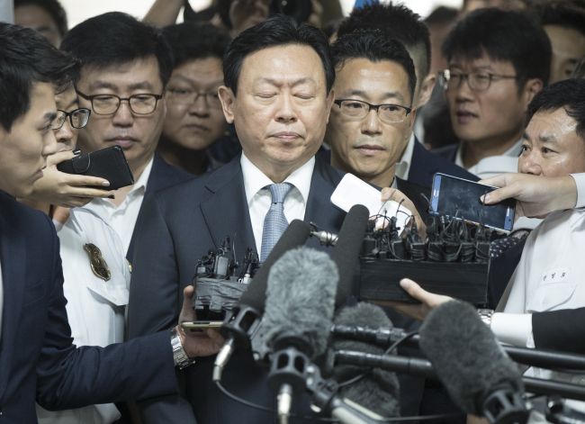 Lotte Group Chairman Shin Dong-bin responds to reporters before entering a Seoul court on Sept. 28.