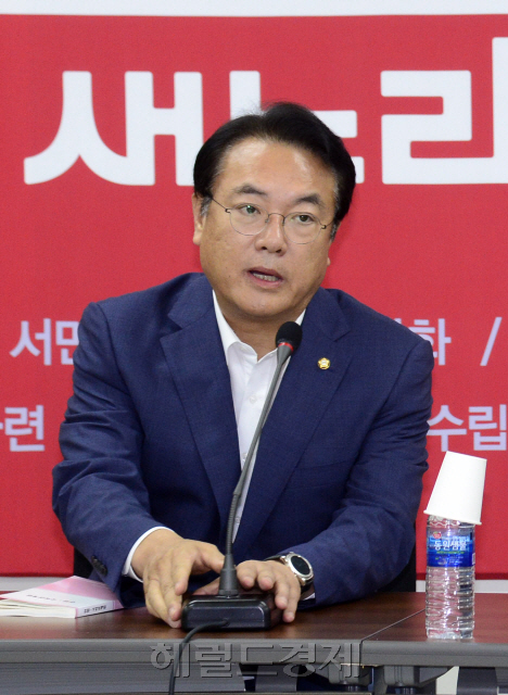 [정진석 새누리당 원내대표가 28일 오전 여의도 국회에서 새누리당 최고위원ㆍ중진의원 연석 간담회를 주재하고 있다. 박해묵 기자 mook@heraldcorp.com]