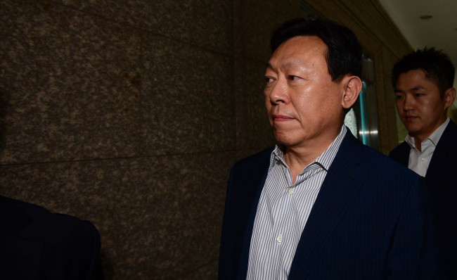 법원이 29일 신동빈 롯데그룹 회장에 대한 구속영장을 기각한 가운데, 사상 초유의 경영사태를 피한 롯데는 그 동안 올스톱된 경영 현안을 정상화하는 작업에 속도를 낼 것으로 보인다. 사진은 신동빈 회장이 출근하는 모습.  [헤럴드경제DB]