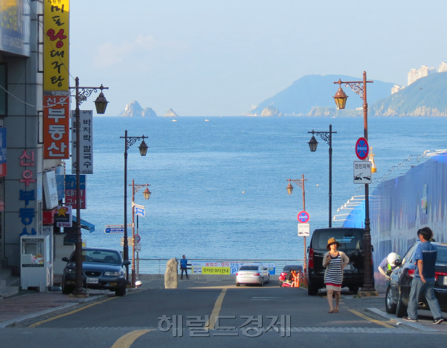 부산 미포의 아침. 오륙도가 보인다 [사진=함영훈 기자]