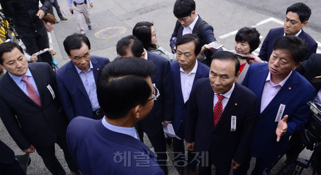 [사진=새누리당 재선의원들이 29일 아침 일찍 서울 용산구 국회의장 공관을 찾아 정세균 국회의장을 면담하려 했으나 정 의장이 외부일정 때문에 이미 공관을 나선 뒤라 면담이 무산됐다. 면담에 실패한 새누리당 의원들이 공관 앞에서 공관장에게 항의하고 있다.  박해묵 기자/mook@heraldcorp.com]