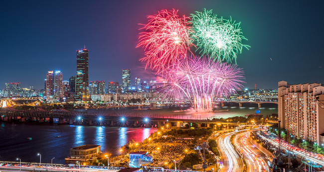 올해 14번째를 맞는 ‘한화와 함께하는 2016 서울세계불꽃축제’가 다음달 8일 저녁 7시20분부터 8시 40분까지 약 1시간 20분 동안 여의도 한강공원에서 개최된다. ‘한화와 함께하는 2016 서울세계불꽃축제’는 지난 2000년에 시작된 한화그룹의 대표적 사회공헌활동으로 서울시와 한국콘텐츠진흥원이 후원하는 행사다. 올해 불꽃축제에는 한국과 일본, 스페인 등 총 3개국을 대표하는 ‘불꽃팀’이 참여해 총 10만여 발의 다채롭고 환상적인 불꽃이 가을 하늘을 수놓을 예정이다. 한화그룹 측은 “한강 위 가로600ｍㆍ세로400ｍ 초대형 캔버스에 다채롭게 그려질 불꽃을 통해 글로벌 경제의 어려움과 지진 등으로 지친 국민들에게 추억과 기쁨을 선물해드리겠다”고 설명했다. 지난해에 이어 올해에도 마포대교와 원효대교 사이에 불꽃바지선을 설치해 여의도 전체를 아우르는 보다 와이드한 불꽃쇼를 선보인다는 계획이다. 이날 축제의 오프닝은 이날 저녁 7시20분부터 일본팀이 맡고, 7시40분부터는 스페인팀이 나선다. 이어 저녁 8시에는 한국 대표 한화가 ‘마법 같은 불꽃’을 주제로 스토리텔링기법을 가미한 불꽃을 선보인다. 1964년 불꽃사업을 시작한 (주)한화는 국내 최초로 ‘멀티미디어불꽃쇼’ 장르를 개척했고, 1986년 아시안게임, 1988년 서울올림픽, 2002년 월드컵 개ㆍ폐회식 등 국내외의 굵직한 불꽃쇼를 진행해온 세계적인 불꽃회사다. [사진제공=한화그룹]
