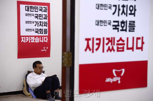 [사진=단식 나흘째에 접어든 이정현 새누리당 대표가 29일 오전 서울 여의도 국회 새누리당 대표실에서 농성을 이어가고 있다. 박해묵 기자 mook@heraldcorp.com]
