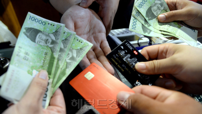 [사진= 이른바 ‘김영란법’이 시행된 지난 28일 저녁 식사시간이 됐지만 서울 광화문 인근 식당가는 손님들의 발길이 끊겼다. 비싼 음식은 가려졌으며, 그나마 온 손님들도 더치페이했다. 박현구 기자/phko@heraldcorp.com]
