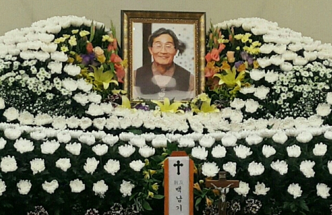 백남기 농민 시신에 대한 부검 영장이 발부됐지만 유족과의 합의라는 집행 제한 조건을 두고 법원과 경찰이 이견을 보이고 있다. 백남기 농민 빈소.