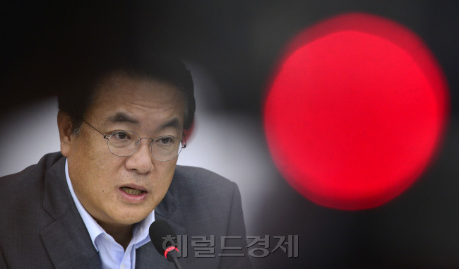 [사진= 정진석 새누리당 원내대표가 29일 오전 서울 여의도 국회에서 열린 최고위원-원내대표단 연석회의에서 모두발언을 하고 있다. 박해묵 기자/mook@heraldcorp.com]