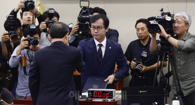 [사진=국회 국방위원회 위원장인 김영우 새누리당 의원이 국감 복귀 불가라는 당론을 거스르고 29일 국방위원회 국감에 참석해 회의를 주재했다. 이날 회의에는 여당 의원으로서는 김 위원장만 유일하게 참석했으며 모두 야당 의원들만 자리를 지켰다. 박해묵 기자/mook@heraldcorp.com]