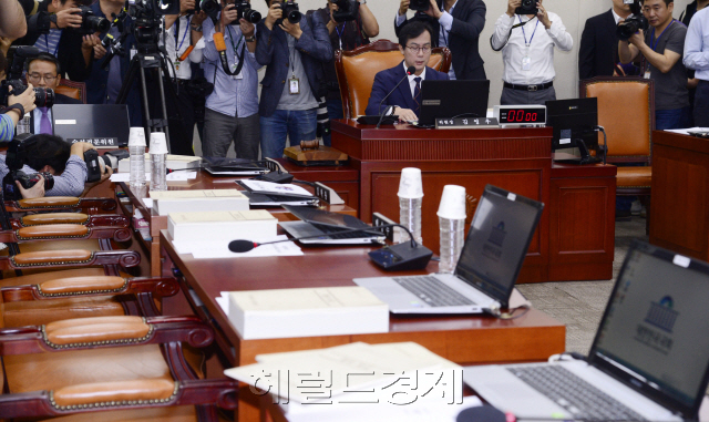 [사진= 29일 오전 서울 여의도 국회에서 열린 국회 국방위 국정감사가 김영우 위원장이 참석한 가운데 새누리당 의원들이 참석하지 않은 채 진행되고 있다. 새누리당은 당론으로 국정감사를 보이콧 한 상태다. 박해묵 기자 mook@heraldcorp.com]