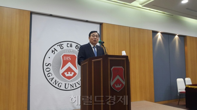 [사진= 유기풍 서강대 총장이 29일 서울 마포구 서강대 본관 대회의실에서 긴급 기자회견을 열어 사퇴 의사를 전격 발표했다. 유 총장은 서강대 이사회 내에서 예수회의 영향력을 감소시켜야 한다고 주장했다. 신동윤 기자/realbighead@heraldcorp.com]