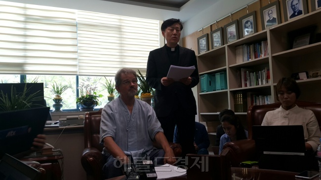 [사진= 박문수 학교법인 서강대 이사장(좌측)과 유신재 신부(이사회 소통TFT 위원장, 우측)가 29일 오후 서울 마포구 서강대 본관 이사장실에서 유기풍 총장의 사퇴에 대한 이사회의 입장에 대해 밝히고 있다. 신동윤 기자/realbighead@heraldcorp.com]