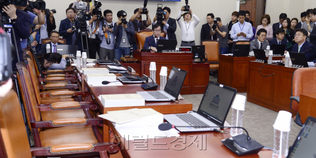 [사진=29일 오전 서울 여의도 국회에서 열린 국회 국방위 국정감사가 김영우 위원장이 참석한 가운데 새누리당 의원들이 참석하지 않은 채 진행되고 있다. 새누리당은 당론으로 국정감사를 보이콧 한 상태다. 박해묵 기자 mook@heraldcorp.com]