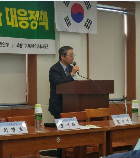 이장희 평화연대 상임공동대표가 29일 서울 정동 프란치스코회관에서 열린 학술시민포럼에서 인사말을 하고 있다.
이장희 평화연대 상임공동대표가 29일 서울 정동 프란치스코회관에서 열린 학술시민포럼에서 인사말을 하고 있다.