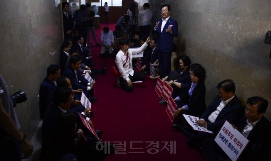 새누리당 의원들이 지난 27일 오전 서울 여의도 국회의장실을 찾아 피켓시위를 하고 있다. 박해묵 기자/mook@heraldcorp.com