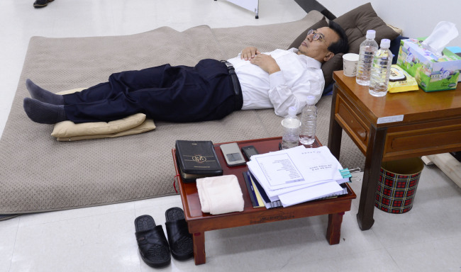 [사진=정세균 국회의장의 사퇴를 요구하며 닷새째 단식농성중인 이정현 새누리당 대표가 30일 오전 서울 여의도 국회 새누리당 당대표실에서 힘에 겨운 듯 누워 있다. 박해묵 기자/mook@heraldcorp.com]