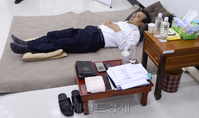 [사진=정세균 국회의장의 사퇴를 요구하며 닷새째 단식농성중인 이정현 새누리당 대표가 30일 오전 서울 여의도 국회 새누리당 당대표실에서 힘에 겨운 듯 누워 있다. 박해묵 기자/mook@heraldcorp.com]