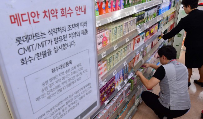 가습기 살균제 치약 사태로 케미포비아가 확산되는 가운데, 식품의약품안전처는 가습기 살균제 성분인 CMIT/MIT(메칠클로로이소치아졸리논ㆍ메칠이소치아졸리논)가 함유된 아모레퍼시픽 치약 12종에 대해 회수를 결정했다. 사진은 지난 27일 오후 서울시내 한 대형마트에 가습기 살균제 성분인 CMIT/MIT가 검출된 치약에 대한 회수 안내문.
이상섭 기자/babtong@heraldcorp.com
