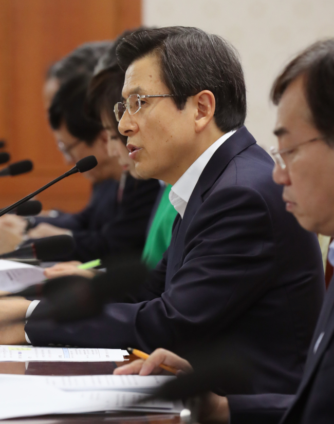 황교안 국무총리(왼쪽 두번째)가 30일 오전 정부 서울청사에서 열린 국가정책조정회의서 모두발언을 하고 있다.  안훈 기자/rosedale@