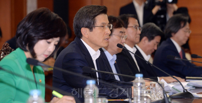 [사진= 황교안 국무총리(왼쪽 두번째)가 30일 오전 정부 서울청사에서 열린 국가정책조정회의서 모두발언을 하고 있다./ 안훈 기자 rosedale@heraldcorp.com]