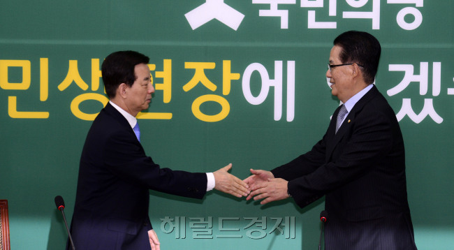 한민구 국방부장관(왼쪽)이 30일 오전 서울 여의도 국회에서 박지원 국민의당 비대위원장과 악수를 나누고 있다. 한 장관은 이 자리에서 사드 관련 국방 현안보고를 했다.  박해묵 기자/mook@