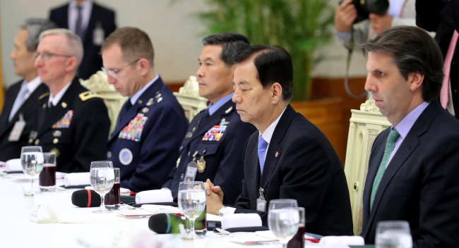 Defense Minister Han Min-koo (second from right) attends a luncheon for generals of US Forces Korea, held by President Park Geun-hye at Cheong Wa Dae on Friday. (Yonhap)