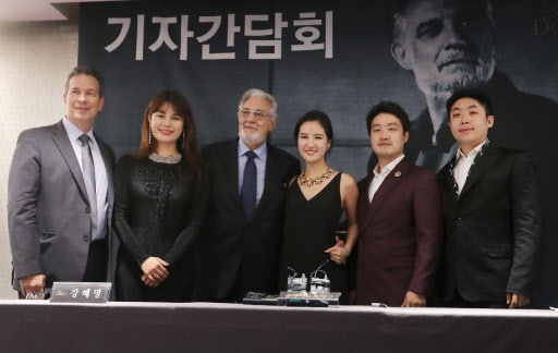 (From left) Conductor Eugene Kohn, soprano Kang Hye-myung, maestro Placido Domingo, soprano Park Hye-sang and tenors Kim Keon-woo and Moon Se-hoon pose for a photo at a press conference held at the W Seoul-Walkerhill in Gwangjang-dong, Seoul on Friday. (Yonhap)