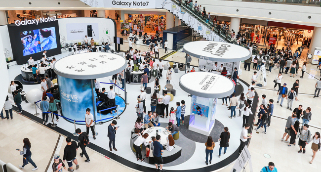 Samsung Electronics opens Galaxy Note 7 experience zones at several shopping malls in Seoul. Samsung Electronics