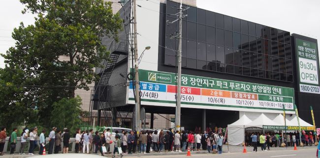 의왕 장안지구 파크 푸르지오 내방객 모습. 대우건설은 연휴 나흘간 4만여명의 내방객이 방문했다고 밝혔다.  [사진제공=대우건설]