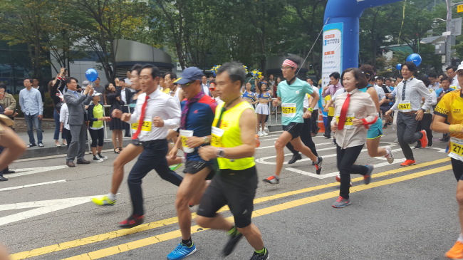 지난 황금연후 기간 열린 ‘G밸리 위크’축제 행사인 넥타이 마라톤에 참여한 주민, 직장인들이 넥타이를 맨 채 출발신호에 맞춰 달리고 있다. [사진제공=구로구청]