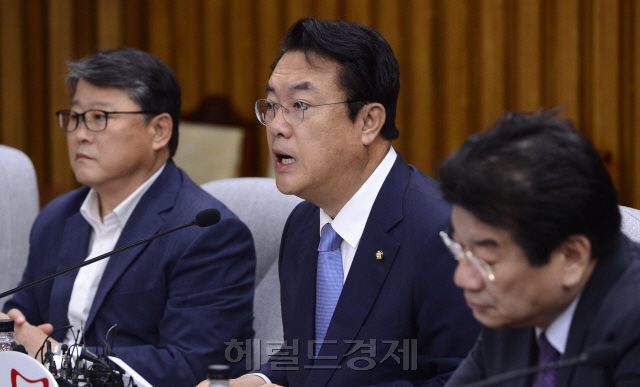 [사진=정진석 새누리당 원내대표가 4일 오전 서울 여의도 국회에서 열린 최고위원 상임위원장단, 간사단 연석회의에서 모두발언을 하고 있다. 박해묵 기자 mook@heraldcorp.com]